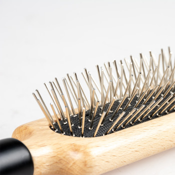 Wood-coloured needle brush for cats - April - 25,5x7x4,5cm